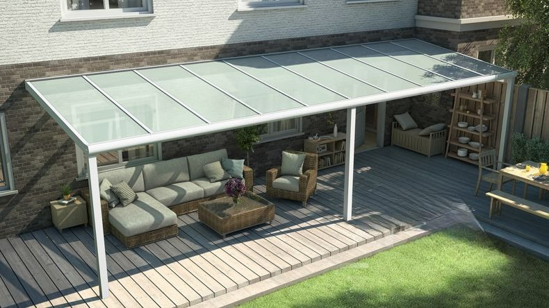 Vista dall'alto di una Veranda moderna bianco 9016, dimensioni 10,06 x 2,5 metri con tetto in vetro opale. Pergola/Gazebo elegante e resistente alle intemperie, ideale per spazi esterni raffinati e confortevoli, offre protezione UV ed è facile da montare.