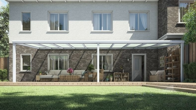 Vista Frontale di una Veranda moderna bianco 9016, dimensioni 10,06 x 2,5 metri con tetto in vetro opale. Pergola/Gazebo elegante e resistente alle intemperie, ideale per spazi esterni raffinati e confortevoli, offre protezione UV ed è facile da montare.