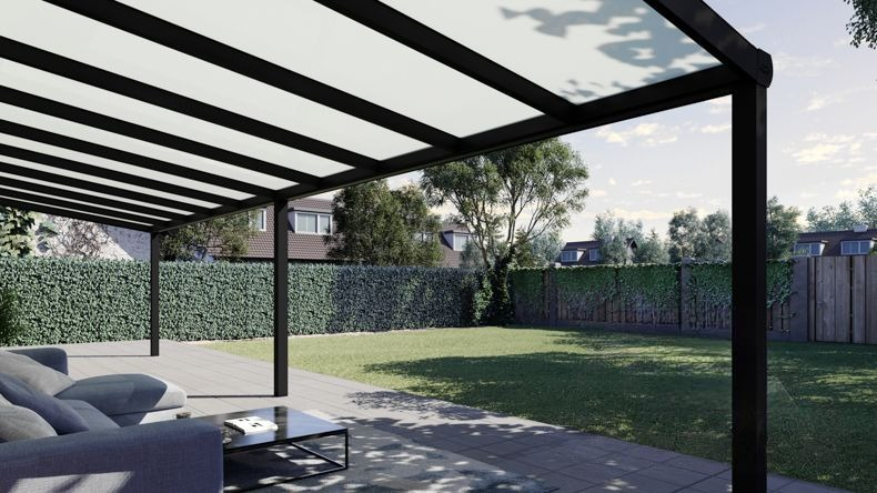Vista Inferiore di una Veranda moderna nero 9005, dimensioni 10,06 x 2,5 metri con tetto in vetro opale. Pergola/Gazebo elegante e resistente alle intemperie, ideale per spazi esterni raffinati e confortevoli, offre protezione UV ed è facile da montare.
