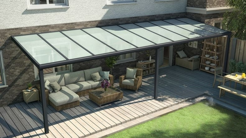 Vista dall'alto di una Veranda moderna nero 9005, dimensioni 10,06 x 3,0 metri con tetto in vetro opale. Pergola/Gazebo elegante e resistente alle intemperie, ideale per spazi esterni raffinati e confortevoli, offre protezione UV ed è facile da montare.