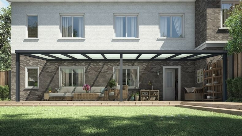 Vista Frontale di una Veranda moderna nero 9005, dimensioni 10,06 x 3,0 metri con tetto in vetro opale. Pergola/Gazebo elegante e resistente alle intemperie, ideale per spazi esterni raffinati e confortevoli, offre protezione UV ed è facile da montare.