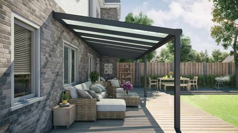 Vista laterale di una Veranda moderna nero 9005, dimensioni 10,06 x 3,0 metri con tetto in vetro opale. Pergola/Gazebo elegante e resistente alle intemperie, ideale per spazi esterni raffinati e confortevoli, offre protezione UV ed è facile da montare.