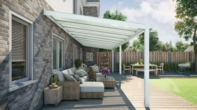 Vista laterale di una Veranda moderna bianco 9016, dimensioni 10,06 x 3,0 metri con tetto in vetro opale. Pergola/Gazebo elegante e resistente alle intemperie, ideale per spazi esterni raffinati e confortevoli, offre protezione UV ed è facile da montare.
