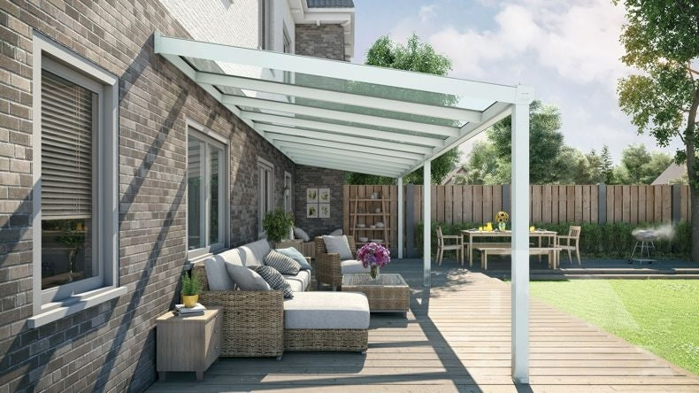 Vista laterale di una Veranda moderna bianco 9016, dimensioni 10,06 x 3,0 metri con tetto in vetro trasparente. Pergola/Gazebo elegante e resistente alle intemperie, ideale per spazi esterni raffinati e confortevoli, offre protezione UV ed è facile da montare.