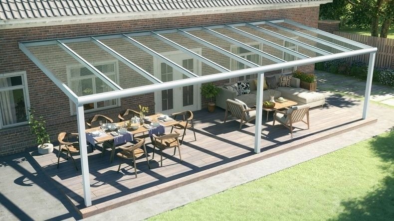 Vista dall'alto di una Veranda moderna bianco 9016, dimensioni 10,06 x 3,5 metri con tetto in vetro trasparente. Pergola/Gazebo elegante e resistente alle intemperie, ideale per spazi esterni raffinati e confortevoli, offre protezione UV ed è facile da montare.