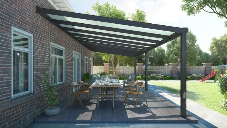 Vista laterale di una Veranda moderna nero 9005, dimensioni 10,06 x 3,5 metri con tetto in vetro opale. Pergola/Gazebo elegante e resistente alle intemperie, ideale per spazi esterni raffinati e confortevoli, offre protezione UV ed è facile da montare.