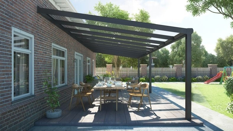 Vista laterale di una Veranda moderna nero 9005, dimensioni 10,06 x 3,5 metri con tetto in vetro trasparente. Pergola/Gazebo elegante e resistente alle intemperie, ideale per spazi esterni raffinati e confortevoli, offre protezione UV ed è facile da montare.