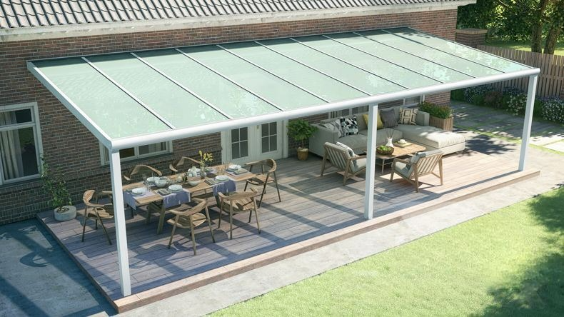 Vista dall'alto di una Veranda moderna bianco 9016, dimensioni 10,06 x 4,0 metri con tetto in vetro opale. Pergola/Gazebo elegante e resistente alle intemperie, ideale per spazi esterni raffinati e confortevoli, offre protezione UV ed è facile da montare.