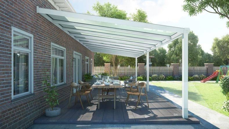 Vista laterale di una Veranda moderna bianco 9016, dimensioni 10,06 x 4,0 metri con tetto in vetro opale. Pergola/Gazebo elegante e resistente alle intemperie, ideale per spazi esterni raffinati e confortevoli, offre protezione UV ed è facile da montare.