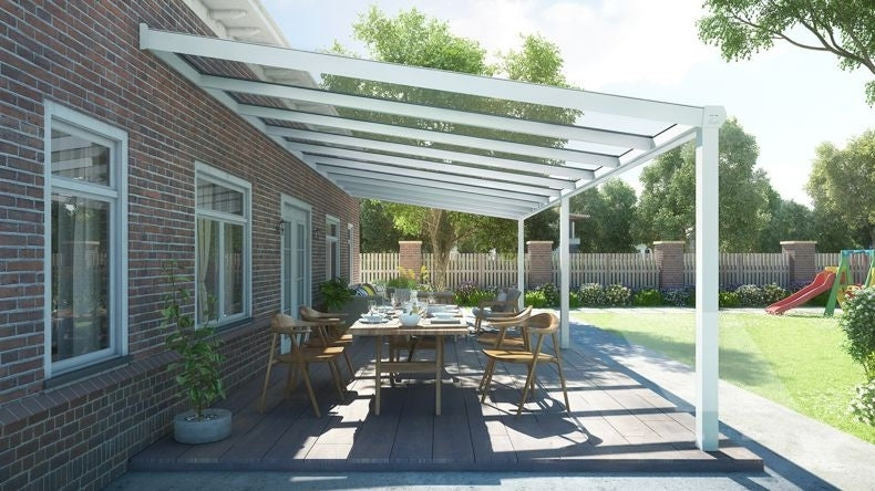 Vista laterale di una Veranda moderna bianco 9016, dimensioni 10,06 x 4,0 metri con tetto in vetro trasparente. Pergola/Gazebo elegante e resistente alle intemperie, ideale per spazi esterni raffinati e confortevoli, offre protezione UV ed è facile da montare.