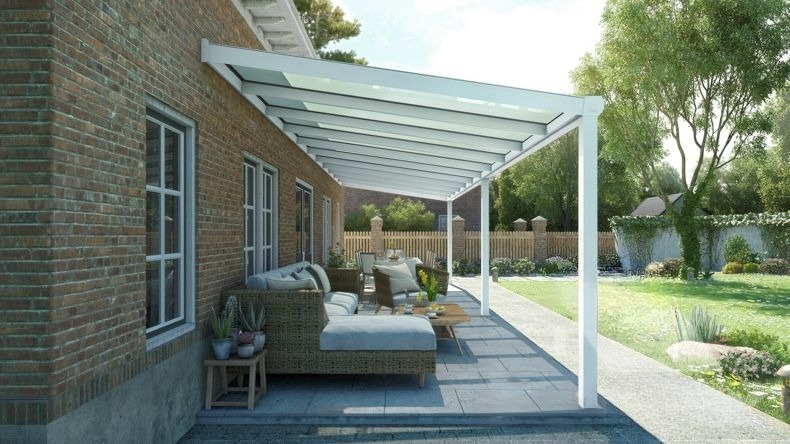 Vista laterale di una Veranda moderna bianco 9016, dimensioni 11,06 x 2,5 metri con tetto in vetro opale. Pergola/Gazebo elegante e resistente alle intemperie, ideale per spazi esterni raffinati e confortevoli, offre protezione UV ed è facile da montare.