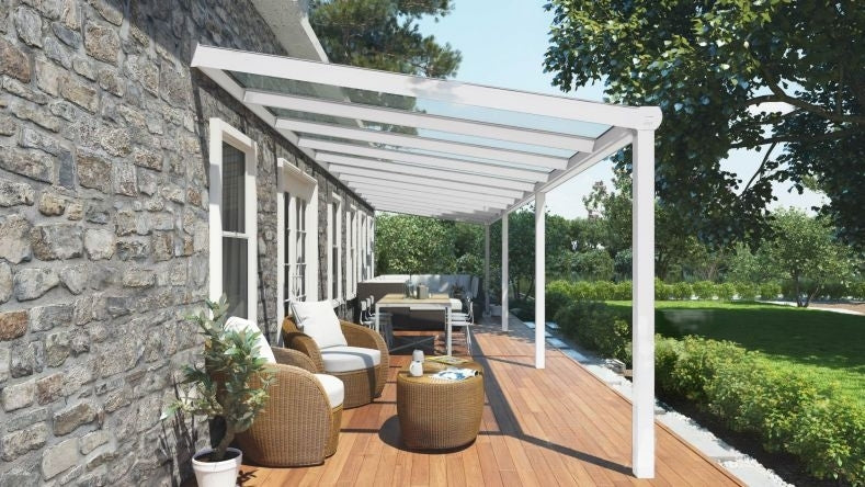 Vista laterale di una Veranda moderna bianco 9016, dimensioni 11,06 x 2,5 metri con tetto in vetro trasparente. Pergola/Gazebo elegante e resistente alle intemperie, ideale per spazi esterni raffinati e confortevoli, offre protezione UV ed è facile da montare.