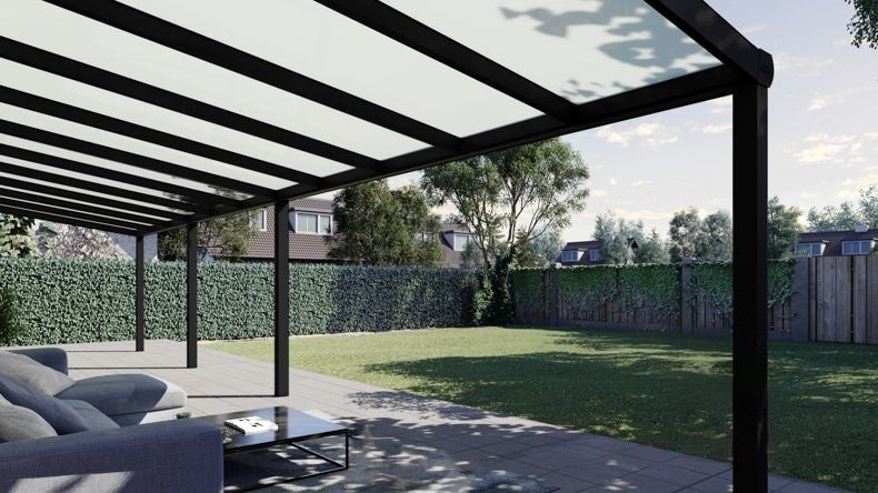 Vista Inferiore di una Veranda moderna nero 9005, dimensioni 11,06 x 2,5 metri con tetto in vetro opale. Pergola/Gazebo elegante e resistente alle intemperie, ideale per spazi esterni raffinati e confortevoli, offre protezione UV ed è facile da montare.