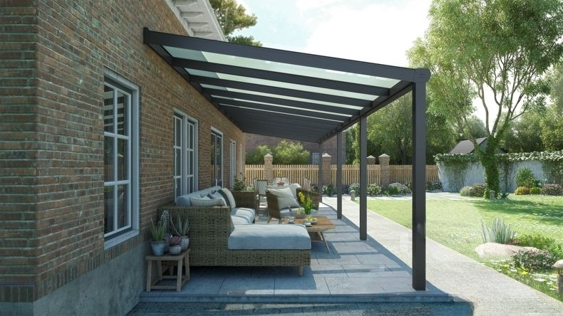 Vista laterale di una Veranda moderna nero 9005, dimensioni 11,06 x 2,5 metri con tetto in vetro opale. Pergola/Gazebo elegante e resistente alle intemperie, ideale per spazi esterni raffinati e confortevoli, offre protezione UV ed è facile da montare.