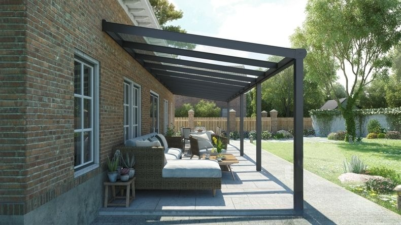 Vista laterale di una Veranda moderna nero 9005, dimensioni 11,06 x 2,5 metri con tetto in vetro trasparente. Pergola/Gazebo elegante e resistente alle intemperie, ideale per spazi esterni raffinati e confortevoli, offre protezione UV ed è facile da montare.