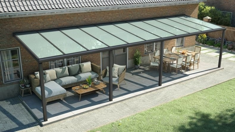 Vista dall'alto di una Veranda moderna nero 9005, dimensioni 11,06 x 3,0 metri con tetto in vetro opale. Pergola/Gazebo elegante e resistente alle intemperie, ideale per spazi esterni raffinati e confortevoli, offre protezione UV ed è facile da montare.