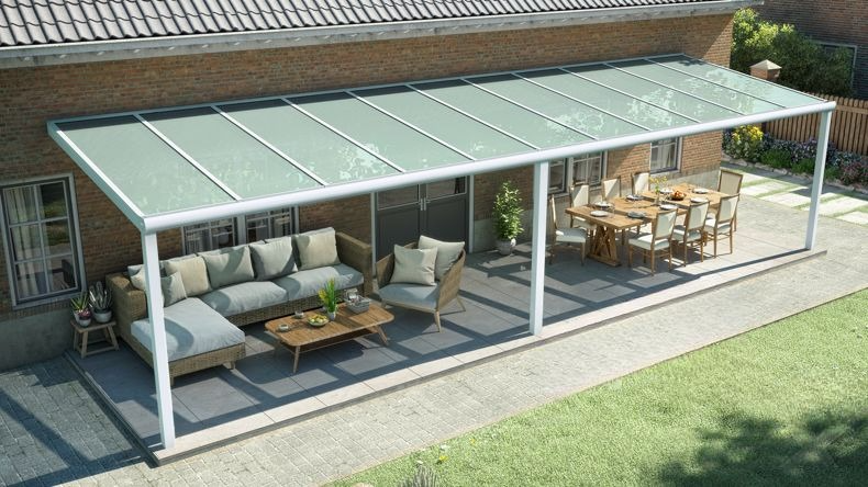 Vista dall'alto di una Veranda moderna bianco 9016, dimensioni 11,06 x 3,0 metri con tetto in vetro opale. Pergola/Gazebo elegante e resistente alle intemperie, ideale per spazi esterni raffinati e confortevoli, offre protezione UV ed è facile da montare.