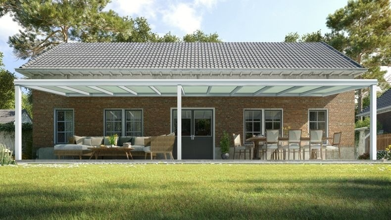 Vista Frontale di una Veranda moderna bianco 9016, dimensioni 11,06 x 3,0 metri con tetto in vetro opale. Pergola/Gazebo elegante e resistente alle intemperie, ideale per spazi esterni raffinati e confortevoli, offre protezione UV ed è facile da montare.