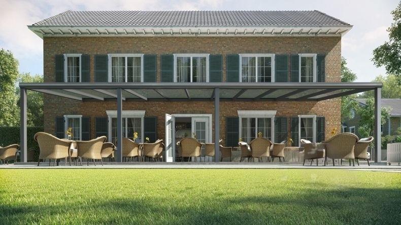 Vista Frontale di una Veranda moderna antracite 7016, dimensioni 11,06 x 3,5 metri con tetto in vetro trasparente. Pergola/Gazebo elegante e resistente alle intemperie, ideale per spazi esterni raffinati e confortevoli, offre protezione UV ed è facile da montare.