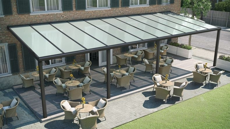 Vista dall'alto di una Veranda moderna nero 9005, dimensioni 11,06 x 3,5 metri con tetto in vetro opale. Pergola/Gazebo elegante e resistente alle intemperie, ideale per spazi esterni raffinati e confortevoli, offre protezione UV ed è facile da montare.