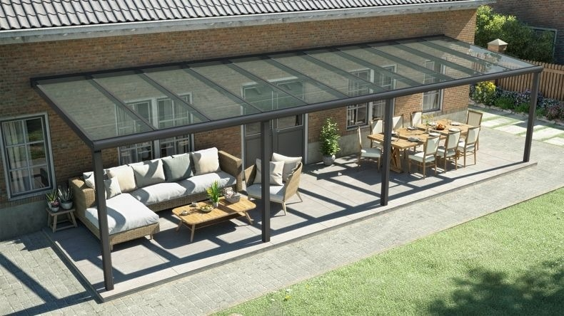 Vista dall'alto di una Veranda moderna nero 9005, dimensioni 11,06 x 3,0 metri con tetto in vetro trasparente. Pergola/Gazebo elegante e resistente alle intemperie, ideale per spazi esterni raffinati e confortevoli, offre protezione UV ed è facile da montare.