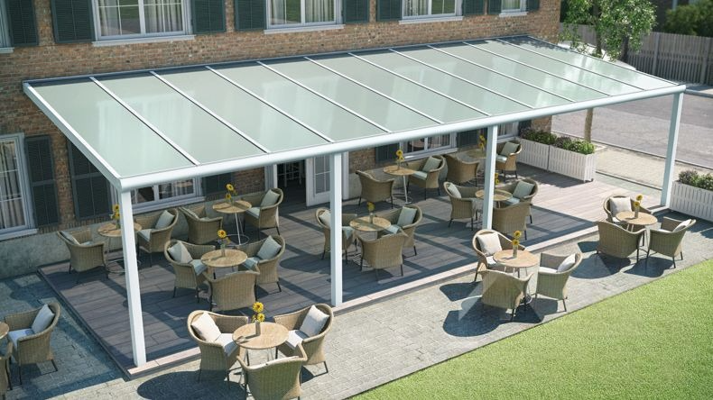 Vista dall'alto di una Veranda moderna bianco 9016, dimensioni 11,06 x 4,0 metri con tetto in vetro opale. Pergola/Gazebo elegante e resistente alle intemperie, ideale per spazi esterni raffinati e confortevoli, offre protezione UV ed è facile da montare.