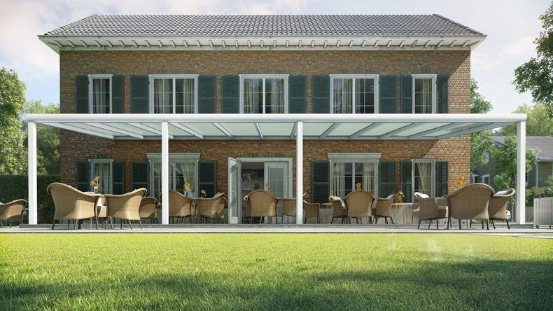 Vista Frontale di una Veranda moderna bianco 9016, dimensioni 11,06 x 4,0 metri con tetto in vetro opale. Pergola/Gazebo elegante e resistente alle intemperie, ideale per spazi esterni raffinati e confortevoli, offre protezione UV ed è facile da montare.