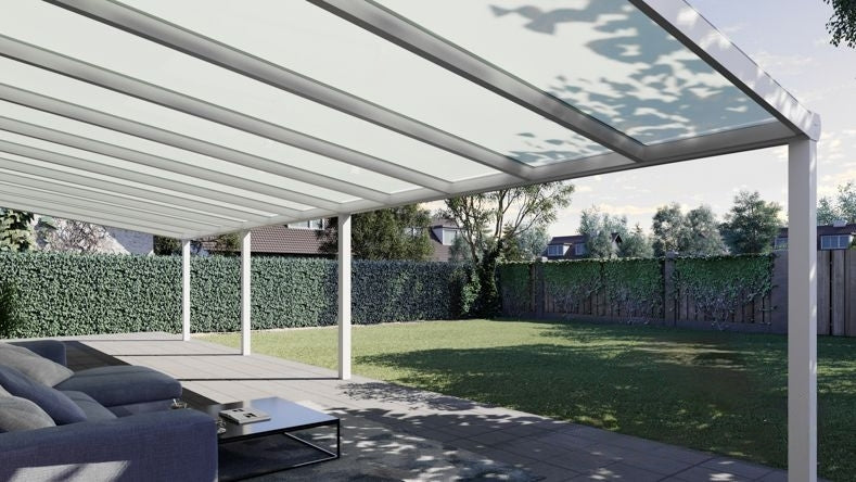 Vista Inferiore di una Veranda moderna bianco 9016, dimensioni 11,06 x 4,0 metri con tetto in vetro opale. Pergola/Gazebo elegante e resistente alle intemperie, ideale per spazi esterni raffinati e confortevoli, offre protezione UV ed è facile da montare.