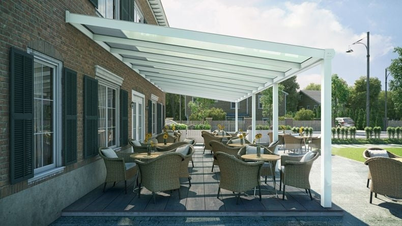 Vista laterale di una Veranda moderna bianco 9016, dimensioni 11,06 x 4,0 metri con tetto in vetro opale. Pergola/Gazebo elegante e resistente alle intemperie, ideale per spazi esterni raffinati e confortevoli, offre protezione UV ed è facile da montare.