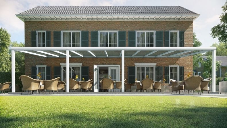 Vista Frontale di una Veranda moderna bianco 9016, dimensioni 11,06 x 4,0 metri con tetto in vetro trasparente. Pergola/Gazebo elegante e resistente alle intemperie, ideale per spazi esterni raffinati e confortevoli, offre protezione UV ed è facile da montare.