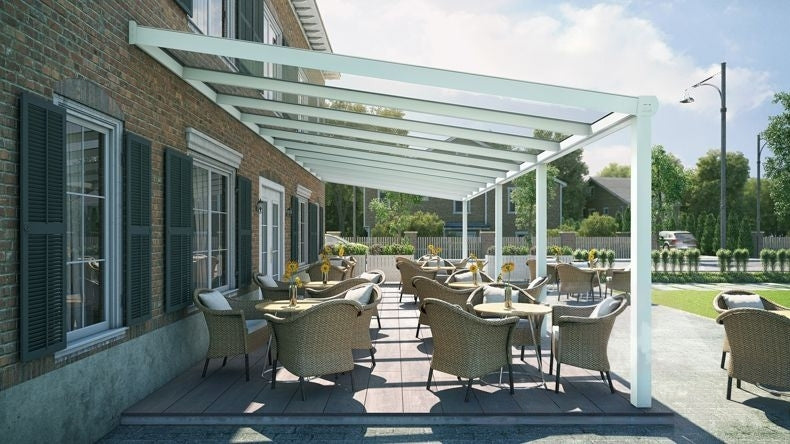 Vista laterale di una Veranda moderna bianco 9016, dimensioni 11,06 x 4,0 metri con tetto in vetro trasparente. Pergola/Gazebo elegante e resistente alle intemperie, ideale per spazi esterni raffinati e confortevoli, offre protezione UV ed è facile da montare.