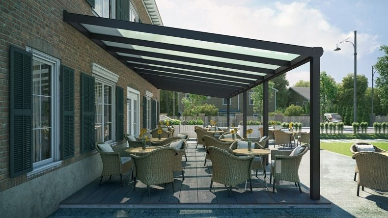 Vista laterale di una Veranda moderna nero 9005, dimensioni 11,06 x 4,0 metri con tetto in vetro opale. Pergola/Gazebo elegante e resistente alle intemperie, ideale per spazi esterni raffinati e confortevoli, offre protezione UV ed è facile da montare.