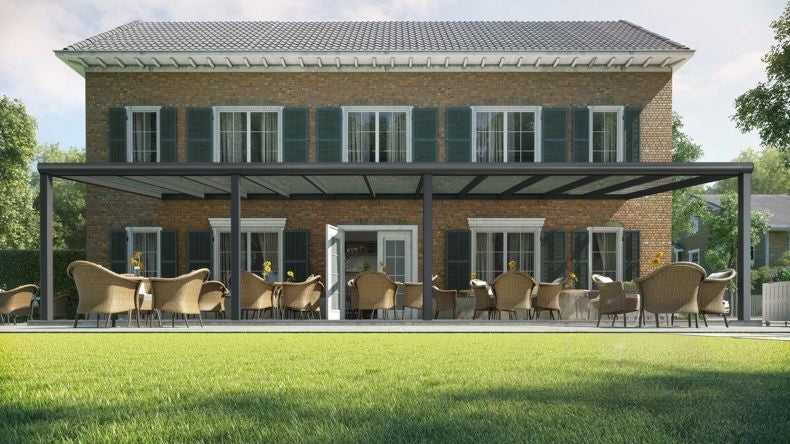 Vista Frontale di una Veranda moderna nero 9005, dimensioni 11,06 x 4,0 metri con tetto in vetro trasparente. Pergola/Gazebo elegante e resistente alle intemperie, ideale per spazi esterni raffinati e confortevoli, offre protezione UV ed è facile da montare.