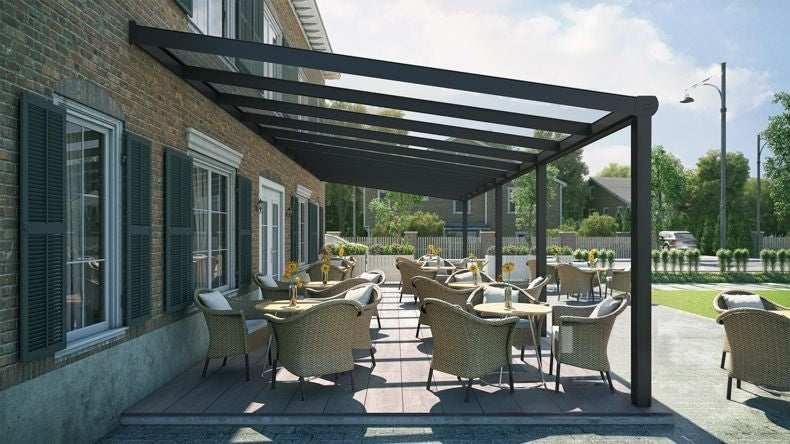 Vista laterale di una Veranda moderna nero 9005, dimensioni 11,06 x 4,0 metri con tetto in vetro trasparente. Pergola/Gazebo elegante e resistente alle intemperie, ideale per spazi esterni raffinati e confortevoli, offre protezione UV ed è facile da montare.