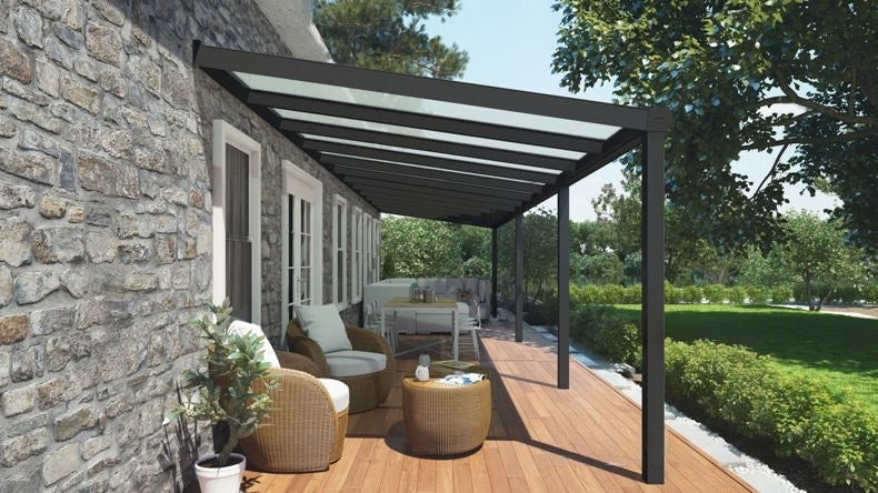 Vista laterale di una Veranda moderna nero 9005, dimensioni 12,06 x 3,0 metri con tetto in vetro opale. Pergola/Gazebo elegante e resistente alle intemperie, ideale per spazi esterni raffinati e confortevoli, offre protezione UV ed è facile da montare.