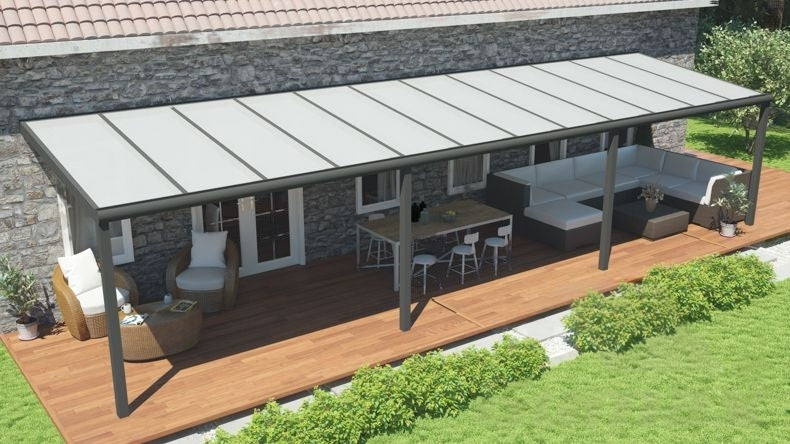 Vista dall'alto di una Veranda moderna antracite 7016, dimensioni 12,06 x 3,0 metri con tetto in policarbonato opale. Pergola/Gazebo elegante e resistente alle intemperie, ideale per spazi esterni raffinati e confortevoli, offre protezione UV ed è facile da montare.