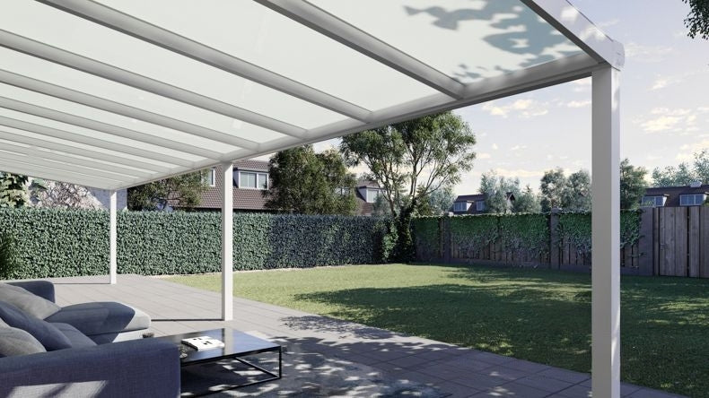 Vista Inferiore di una Veranda moderna bianco 9016, dimensioni 12,06 x 3,0 metri con tetto in vetro opale. Pergola/Gazebo elegante e resistente alle intemperie, ideale per spazi esterni raffinati e confortevoli, offre protezione UV ed è facile da montare.