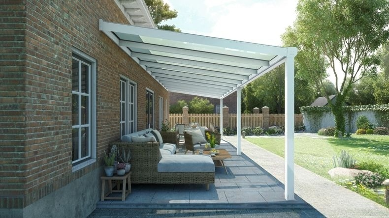 Vista laterale di una Veranda moderna bianco 9016, dimensioni 12,06 x 3,0 metri con tetto in vetro opale. Pergola/Gazebo elegante e resistente alle intemperie, ideale per spazi esterni raffinati e confortevoli, offre protezione UV ed è facile da montare.