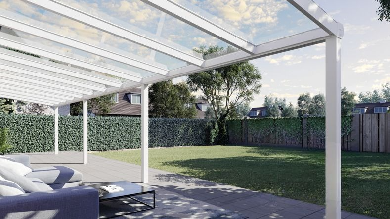 Vista Inferiore di una Veranda moderna bianco 9016, dimensioni 12,06 x 3,0 metri con tetto in vetro trasparente. Pergola/Gazebo elegante e resistente alle intemperie, ideale per spazi esterni raffinati e confortevoli, offre protezione UV ed è facile da montare.