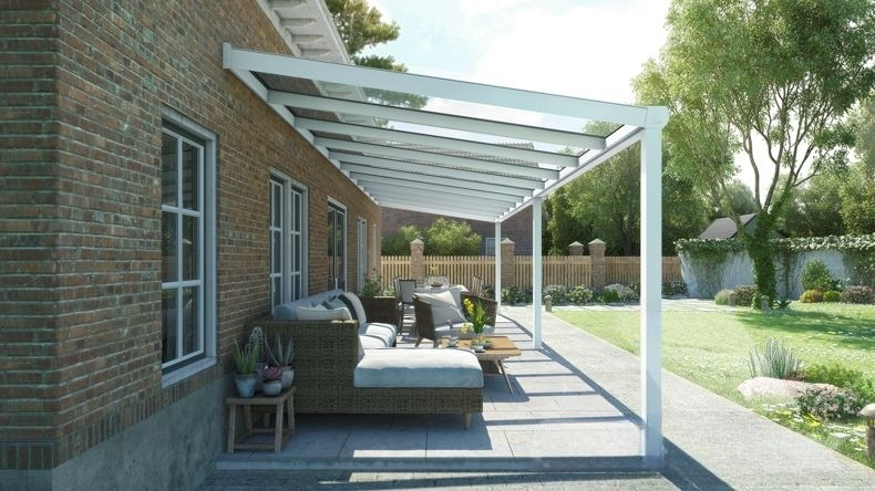 Vista laterale di una Veranda moderna bianco 9016, dimensioni 12,06 x 3,0 metri con tetto in vetro trasparente. Pergola/Gazebo elegante e resistente alle intemperie, ideale per spazi esterni raffinati e confortevoli, offre protezione UV ed è facile da montare.
