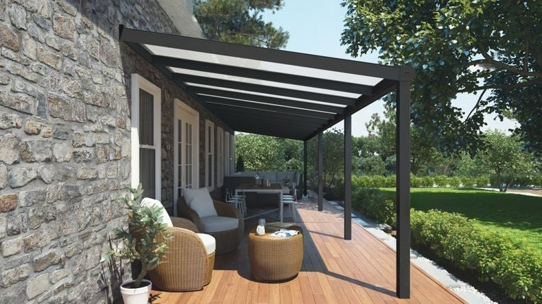 Vista laterale di una Veranda moderna nero 9005, dimensioni 12,06 x 3,0 metri con tetto in policarbonato opale. Pergola/Gazebo elegante e resistente alle intemperie, ideale per spazi esterni raffinati e confortevoli, offre protezione UV ed è facile da montare.