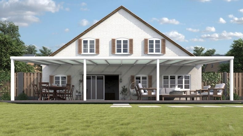 Vista Frontale di una Veranda moderna bianco 9016, dimensioni 12,06 x 3,5 metri con tetto in vetro opale. Pergola/Gazebo elegante e resistente alle intemperie, ideale per spazi esterni raffinati e confortevoli, offre protezione UV ed è facile da montare.