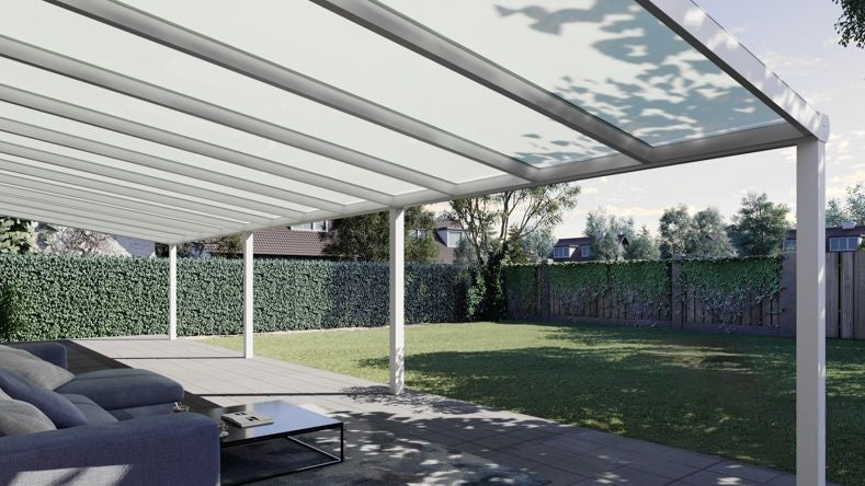 Vista Inferiore di una Veranda moderna bianco 9016, dimensioni 12,06 x 3,5 metri con tetto in vetro opale. Pergola/Gazebo elegante e resistente alle intemperie, ideale per spazi esterni raffinati e confortevoli, offre protezione UV ed è facile da montare.