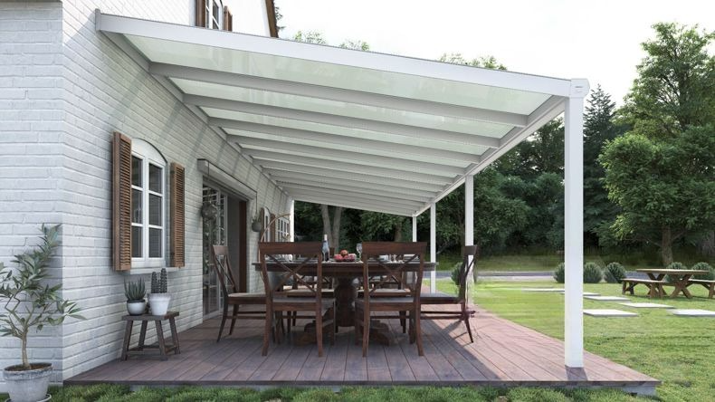 Vista laterale di una Veranda moderna bianco 9016, dimensioni 12,06 x 3,5 metri con tetto in vetro opale. Pergola/Gazebo elegante e resistente alle intemperie, ideale per spazi esterni raffinati e confortevoli, offre protezione UV ed è facile da montare.