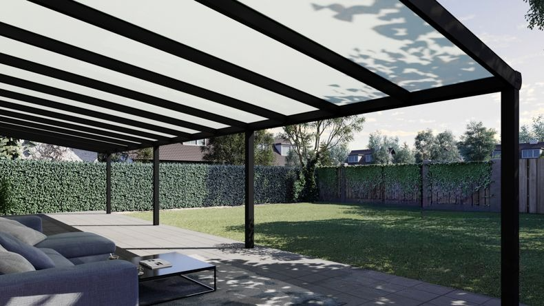 Vista Inferiore di una Veranda moderna nero 9005, dimensioni 12,06 x 3,5 metri con tetto in vetro opale. Pergola/Gazebo elegante e resistente alle intemperie, ideale per spazi esterni raffinati e confortevoli, offre protezione UV ed è facile da montare.