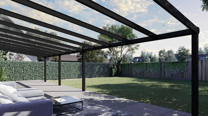 Vista Inferiore di una Veranda moderna nero 9005, dimensioni 12,06 x 3,5 metri con tetto in vetro trasparente. Pergola/Gazebo elegante e resistente alle intemperie, ideale per spazi esterni raffinati e confortevoli, offre protezione UV ed è facile da montare.