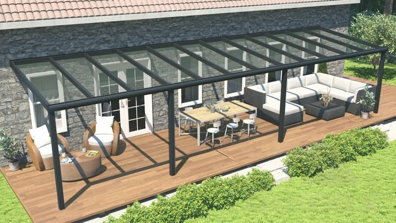 Vista dall'alto di una Veranda moderna nero 9005, dimensioni 12,06 x 3,0 metri con tetto in vetro trasparente. Pergola/Gazebo elegante e resistente alle intemperie, ideale per spazi esterni raffinati e confortevoli, offre protezione UV ed è facile da montare.
