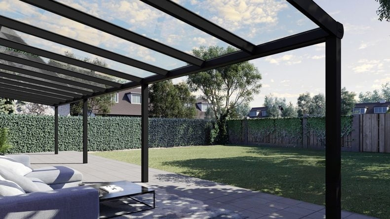 Vista Inferiore di una Veranda moderna nero 9005, dimensioni 12,06 x 3,0 metri con tetto in vetro trasparente. Pergola/Gazebo elegante e resistente alle intemperie, ideale per spazi esterni raffinati e confortevoli, offre protezione UV ed è facile da montare.