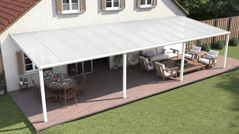 Vista dall'alto di una Veranda moderna bianco 9016, dimensioni 12,06 x 4,0 metri con tetto in policarbonato opale. Pergola/Gazebo elegante e resistente alle intemperie, ideale per spazi esterni raffinati e confortevoli, offre protezione UV ed è facile da montare.