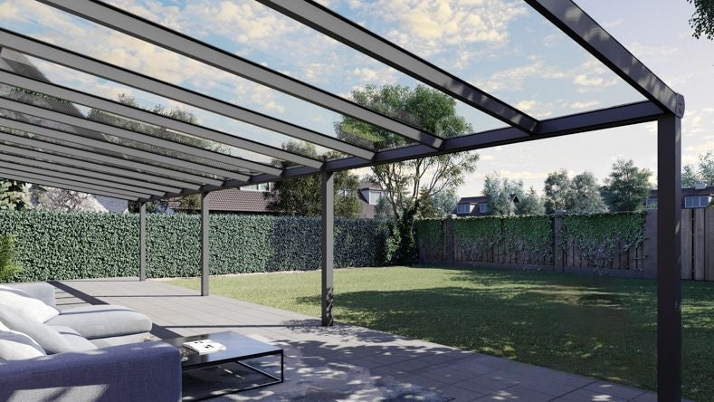 Vista Inferiore di una Veranda moderna antracite 7016, dimensioni 12,06 x 4,0 metri con tetto in vetro trasparente. Pergola/Gazebo elegante e resistente alle intemperie, ideale per spazi esterni raffinati e confortevoli, offre protezione UV ed è facile da montare.